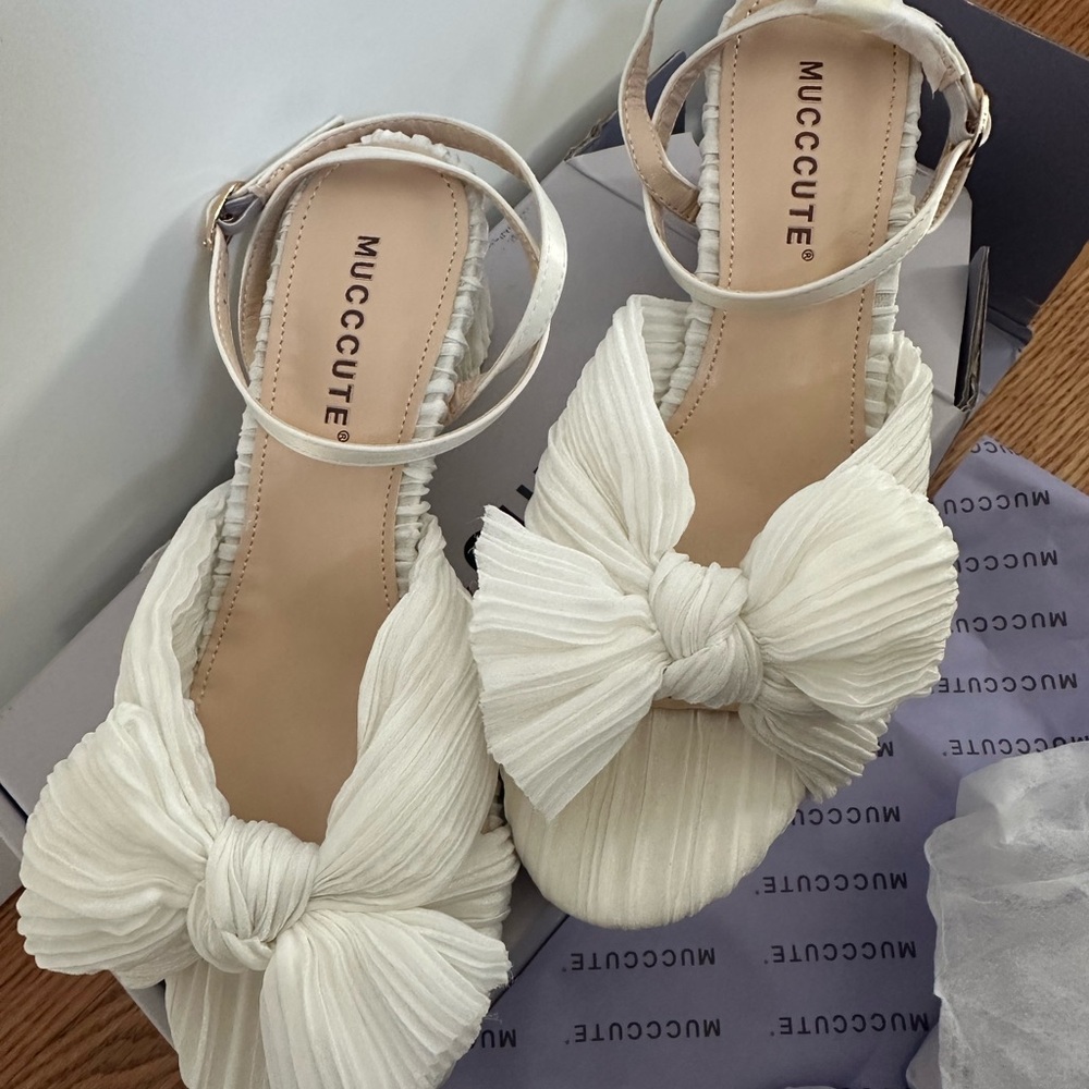 Mucccute White Pleated Fabric Open Toe Strappy Sandal Bow Block Heel Size 7 -New